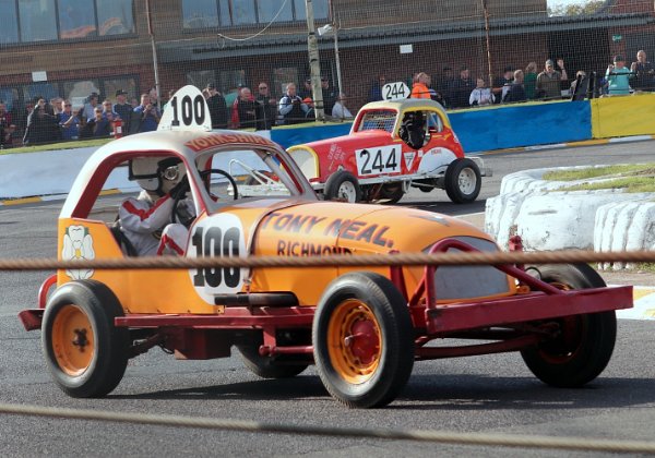 On Track On Track Demonstration races for Heritage Cars